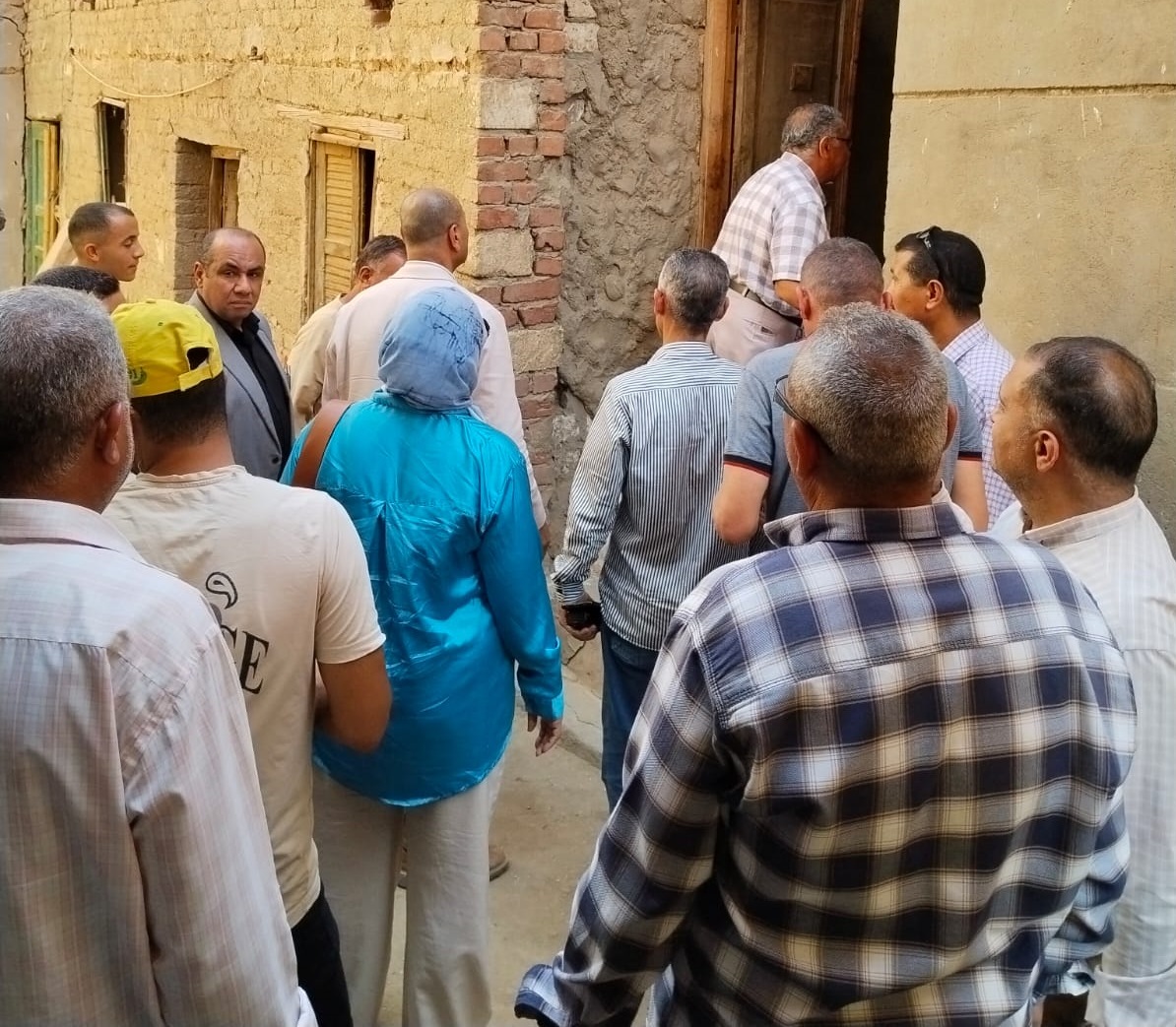 المحافظ يكلف باتخاذ اجراءات حيال واقعة تصدع منازل أبويط